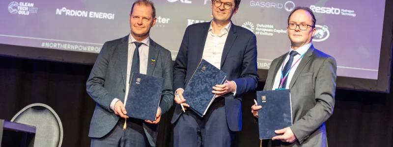 Även en fransk projektutvecklare, Verso Energy, har tecknat ett samarbetsavtal med den finska staden Uleåborg om att utveckla en anläggning värd 1,4 miljarder euro (1,47 miljarder dollar) för att omvandla grön vätgas till syntetiskt flygbränsle, så kallat ”e-SAF”. Uleåborgs stad kommer att gå vidare med detaljplaneringen av hamnens industriområde för grön omställning för att anpassa området till projektet, som kan komma att producera 80 000 ton e-SAF per år. På bilden: Ari Alatossava, borgmästare i Uleåborg, Antoine Huard, vd för Verso Energy, och Marko Mykkänen, vd för Uleåborgs hamn.
Foto: Uleåborgs stad
