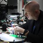 Stefan Ericson i det nya labbet på ASSAR Industrial Innovation Arena i Skövde. Pressbild.