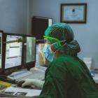 Vårdpersonal arbetar vid datasystem i sjukvårdsmiljö. Genrebild. Foto: irwan blogcious /Unsplash