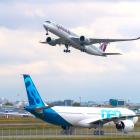 En Airbus A330neo och en Airbus A350-900 från Qatar Airways på flygplatsen Toulouse-Blagnac Airport. Foto: Wikipedia Common Lic. Kredit: Alex Cheban