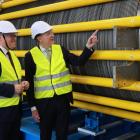 Andritz vd Joachim Schönbeck, till höger, visar en av de nya elektrolysörstackarna för Mario Voigt, regeringschef i delstaten Thüringen där fabriken i Erfurt är belägen. Foto: Andritz