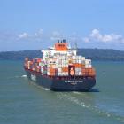 Containerfartyget Antwerpen Express på väg till nästa sluss. Låga vattennivåer i Gatúnsjön har tvingat Panamakanalen att minska antalet dagliga slussningar. Foto: Wikipedia Commons, Kredit: Jean-Philippe Boulet