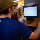 Kartläggningen omfattar 576 webbplatser inom bland annat bank, handel, apotek, myndigheter och kommuner. Resultaten visar att många användare riskerar att möta hinder vid användning av digitala tjänster. Foto: Judy Beth Morris/Unsplash