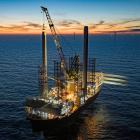 Cadelers fartyg kan transportera och installera sju kompletta vindturbinset på femton megawatt per last och har även kapacitet att installera fundament. Foto: Cadeler