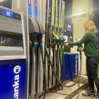 Sverige har i nuläget ingen brist på drivmedel, men stigande priser och störningar i leveranser kan snabbt förändra situationen. Foto: Stina Wickenberg