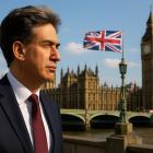 Redan i samband med att Labour återtog makten 2024 presenterade Miliband en omfattande plan för att ställa om Storbritanniens energisystem. Illustration: AI-genererad bild. Ej ett fotografi. Upphovsrätt © Conventus