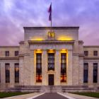 Federal Reserve, även kallad Fed, är USA:s centralbank. Feds främsta uppgift är att bedriva penningpolitik som bidrar till att hålla den amerikanska ekonomin stabil. Att hålla sig uppdaterad om Feds policyförändringar kan hjälpa dig att förstå marknadsrörelser och fatta kloka ekonomiska beslut. Foto: Wikipedia Common LIC. Kredit: Federal Reserve