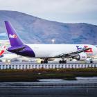 FedEx Boeing 767F lyfter från bana 1R på San Francisco International Airport. Foto: Hieu/Unsplash