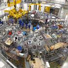 I slutet av år 2011 installerades den femte och sista modulen i fusionsanläggningen Wendelstein 7-X. Därmed nådde det tyska stellaratorprojektet en viktig milstolpe i uppbyggnaden av experimentreaktorn. Uppgiften genomfördes av forskare och tekniker vid Max Planck-institutet för plasmaphysik. Installationen markerade slutförandet av reaktorens grundstruktur, som består av fem identiska moduler. Foto: Wikipedia Common Lic- Max-Planck-Institut für Plasmaphysik, Fotograf: Tino Schulz – Avdelningen för press och kommunikation, Max-Planck-Institutet