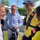 Statsminister Ulf Kristersson i samtal med slussvärdarna Lotta Schouten och Alfred Hofström samt Göta kanals vd Roger Altsäter vid Borenshults slusstrappa i Motala. foto Göta Kanal