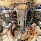 ITER-ingenjören Mathieu Demeyere övervakar lyftet tillsammans med säkerhetsansvarig Clément Vautrin från Framatome. – Den här vinkeln visar komponenterna i en sektormodul: vakuumkärlets 440-tonssektion, termiska skyddspaneler och ytan av en toroidmagnet. Foto: ITER