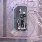 Laserstyrd metrologi och två synkroniserade kranar styrde installationen av Sector Module #5, den första europeiska vakuumkärlsmodulen som placerats i ITER:s reaktorbygge. Foto: ITER