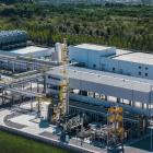 Världens största projekt för grön vätgas säkrar leveransavtal. Envision Energy har tecknat ett avtal om att leverera ammoniak till japanska Marubeni från sin kinesiska anläggning i Chifeng med en kapacitet på 500 megawatt. Anläggningen, som är under slutfas, beräknas producera 300 000 ton årligen. mFlygbild över Envision Energys anläggning för grön vätgas och ammoniak i Chifeng. Foto: Envision Energy