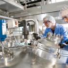 Med de nya tullarna på läkemedel, möbler och fordon fortsätter Trump sin linje att prioritera amerikansk industri framför internationell handel. Effekterna riskerar att bli omfattande för Europas läkemedelsindustri, som redan är hårt beroende av den amerikanska marknaden. Hur EU väljer att svara återstår att se – men spänningarna mellan Bryssel och Washington lär öka ytterligare. Foto: Interpharma