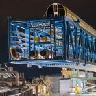 Nyligen lade Stockholm Exergi en 300 ton tung och 92 meter lång rörbro på plats över Lidingövägen i Värtan under en komplex process. Röret blir den centrala förbindelsen mellan Värtaverket och företagets nya bio-CCS-anläggning som nu byggs vid hamnen. Detta sker samtidigt som flera CCS-satsningar läggs ner runtom i Sverige. Foto: Stockholm Energi