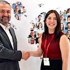 Aytekin Saray, verkställande direktör för Global GSA Group (t.v.), och Mallory Logan, global försäljnings- och kundchef hos Qantas Freight, undertecknade det treåriga avtalet som utser Global GSA Group till Qantas Freights GSA i Europa. Foto: GSA Group