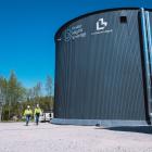 Nyligen togs världens största sandbatteri i drift, vilket innebär att energibolaget Loviisan Lämpö Oy:s flisvärmeverk nu blir en reservanläggning. Det nya värmelagret med en kapacitet på 100 megawattimmar är nu huvudproduktionsenhet i Botgnäs fjärrvärmenät.

Källa: Polar Night Energy