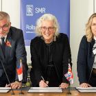 Martin Rušcák (till vänster), Ruth Todd (mitten) och Blanka Cupáková, SMR-samordnare på ČEZ. (Foto: ÚJV Řež)