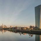 Europeiska centralbankens byggnad, till höger, i Frankfurt am Main. Foto: Wikipedia Common, kredit: DXR