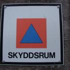 Skylt för svenskt skyddsrum. Genrebild. Foto: Riggwelter/https://commons.wikimedia.org/wiki/File:Swedish_air_raid_shelter_sign.JPG
