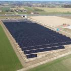 Ungefär 4 000 solpaneler kommer från och med mitten av 2025 att producera el i solparken i Dorfen. Området ligger söder om A94 (i bakgrunden), ungefär i höjd med Kloster Moosen på andra sidan motorvägen. © Stadtwerke Dorfen ( Dorfens energibolag)