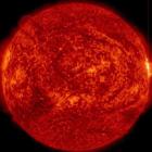 NASA:s Solar Dynamics Observatory fångade denna bild av ett solutbrott – synligt som det ljusa blänket längst till höger – den 13 maj 2025. NASA / SDO