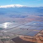 Drygt 150 megawatt stora Andasol solkraftverket är ett kommersiellt soltermiskt kraftverk med paraboltråg, beläget i Spanien. Anläggningen använder tankar med smält salt för att lagra solenergi. Foto: Wikipedia Commons, Kredit: Kallerna 

Andasol solkraftverk