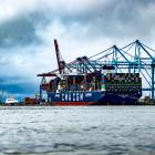 CMA CGM Symi var det första fartyget som anlöpte Göteborgs Hamn i rederiet CMA CGM:s nya direkttrafik. Fartyget kan lasta 14 812 TEU och drivs av flytande naturgas. Bild: Göteborgs Hamn.