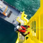 På väg upp till oljeborrtorn. Foto: The North Sea Transition Authority, a UK government regulator.