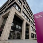 Thyssenkrupp Nuceras huvudkontor i Dortmund. Thyssenkrupp Nucera är ett teknikföretag specialiserat på elektrolysörer – anläggningar som använder elektricitet för att spjälka vatten till vätgas och syre. Företaget är en del av den tyska industrikoncernen Thyssenkrupp och har sitt huvudkontor i Dortmund. Nucera tillverkar framför allt alkaliska elektrolysörer i stor skala och arbetar även med att utveckla ny teknik som fastoxid-elektrolysörer. Deras lösningar används i rena vätgasprojekt världen över, inklusive Neom i Saudiarabien och det svenska projektet Stegra. Målet är att möjliggöra produktion av vätgas med låg klimatpåverkan som kan ersätta fossila bränslen inom industri och energiförsörjning. Foto: Thyssenkrupp Nucera
