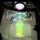 Ett nytt forskningsgenombrott öppnar för effektiv vätgasproduktion direkt från solenergi – utan bristmetallen platina. I reaktorn på kemilabbet på Chalmers går det att se med blotta ögat hur vätgasen effektivt bildas med hjälp av fotokatalys. Foto: Chalmers tekniska högskola | Mia Halleröd Palmgren