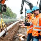 Julie Bürkle-Weiss och projektledaren H. Wölfle övervakar den första vätgasledningen som anläggs i södra Tyskland.
Foto: Badenova Netze