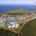 KGAL ESPF 6 investerar i PtX Developments vätgassatsning i Lubmin, Tyskland, med en planerad total kapacitet på över en gigawatt. Första etappen, som ska stå klar 2028, får en kapacitet på 210 megawatt och ska därefter skalas upp med ytterligare 840 megawatt. Anläggningen blir en del av det som beskrivs som Tysklands största centrum för produktion och import av grön vätgas. PtX Development ansvarar för projektets utveckling och har anlitat GP JOULE som projektpartner. Platsen får tillgång till vatten från Östersjön samt direktanslutning till det tyska vätgasnätet. Det planerade vätgasklustret i Lubmin omfattar totalt cirka fyra gigawatt elektrolyskapacitet, däribland HH2E:s anläggning på 100 megawatt, med möjlighet att skala upp till en gigawatt. Området har också potential att ta emot importerad vätgas via industrihamnen. Illustration: KGAL