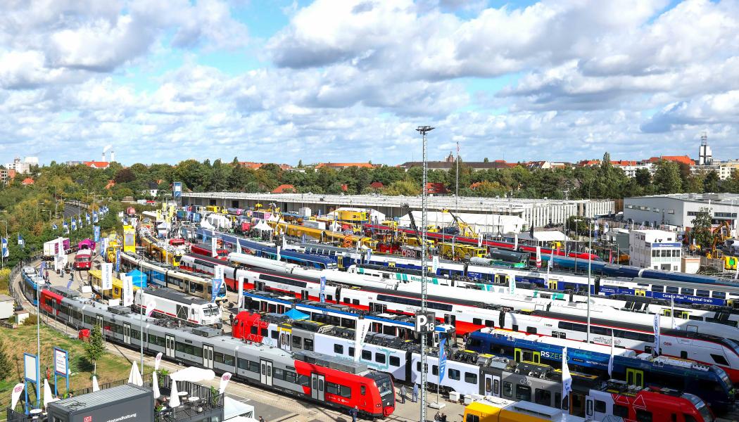 Totalt presenterades 133 fordon från olika tillverkare på mässans 3 500 meter långa spårområde. Foto: Messe Berlin