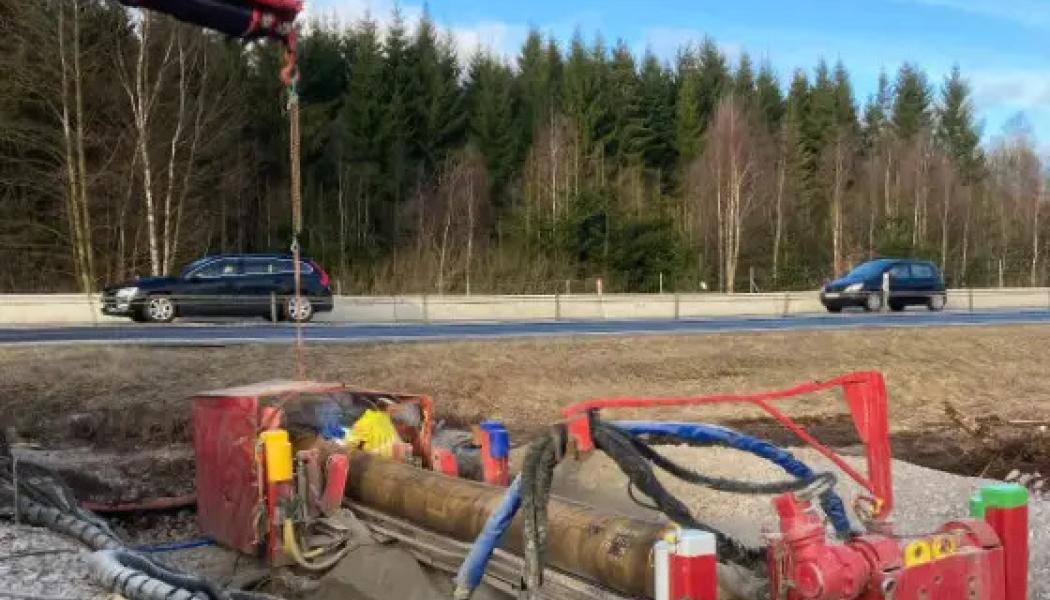 Här ska ett rör dras under en väg utanför Osby. Den schaktfria tekniken är Hammarborrning.
FOTO: Styrud
