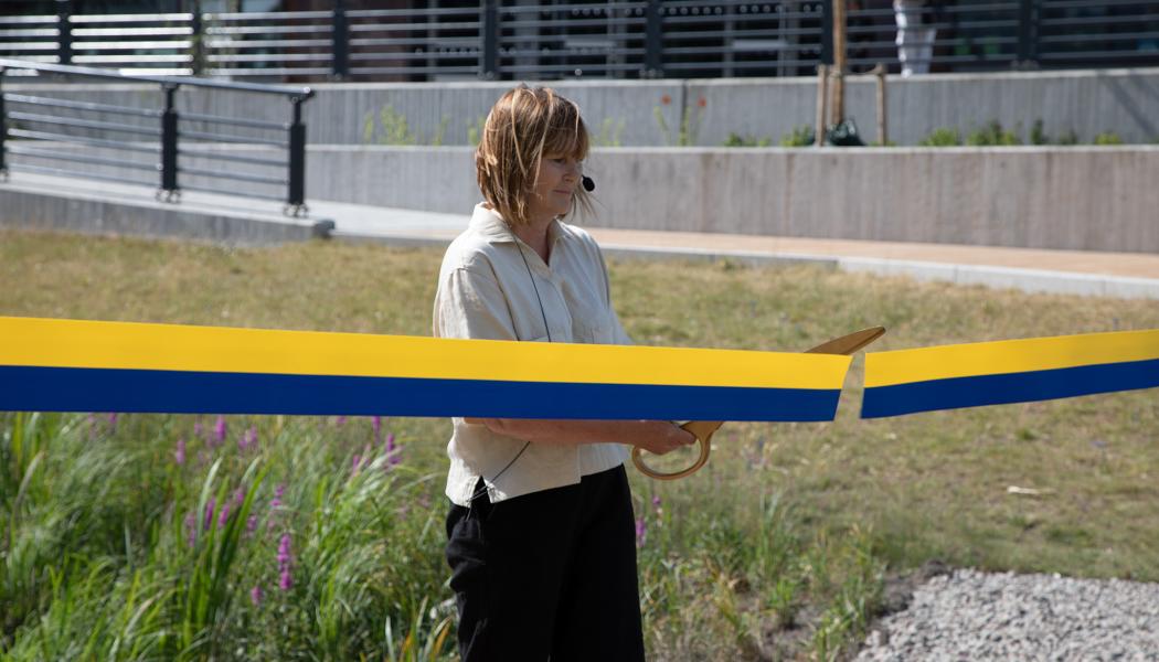 Eva Ullberg, kommunstyrelsens ordförande i Järfälla, inviger Å-rummet genom att klippa bandet. Foto: Järfälla Kommun