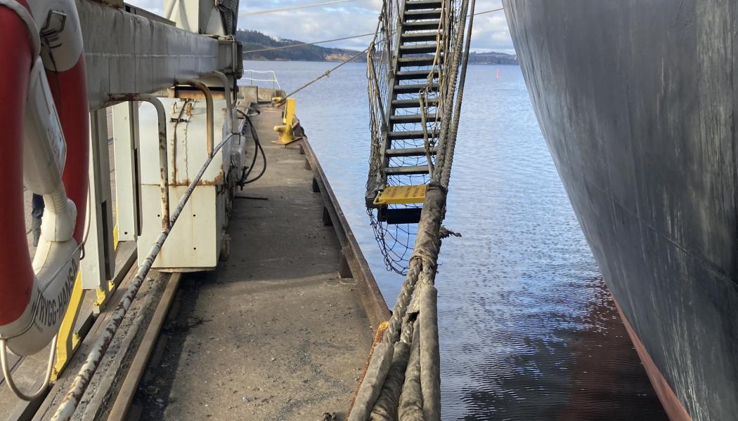 Brist på ett fartygs fallrep (en löstagbar trappa eller lejdare med tillhörande rep (räcken) som hänger på utsidan av en fartygssida för att underlätta ombord- och ilandstigning) 
FOTO: Transportstyrelsen
