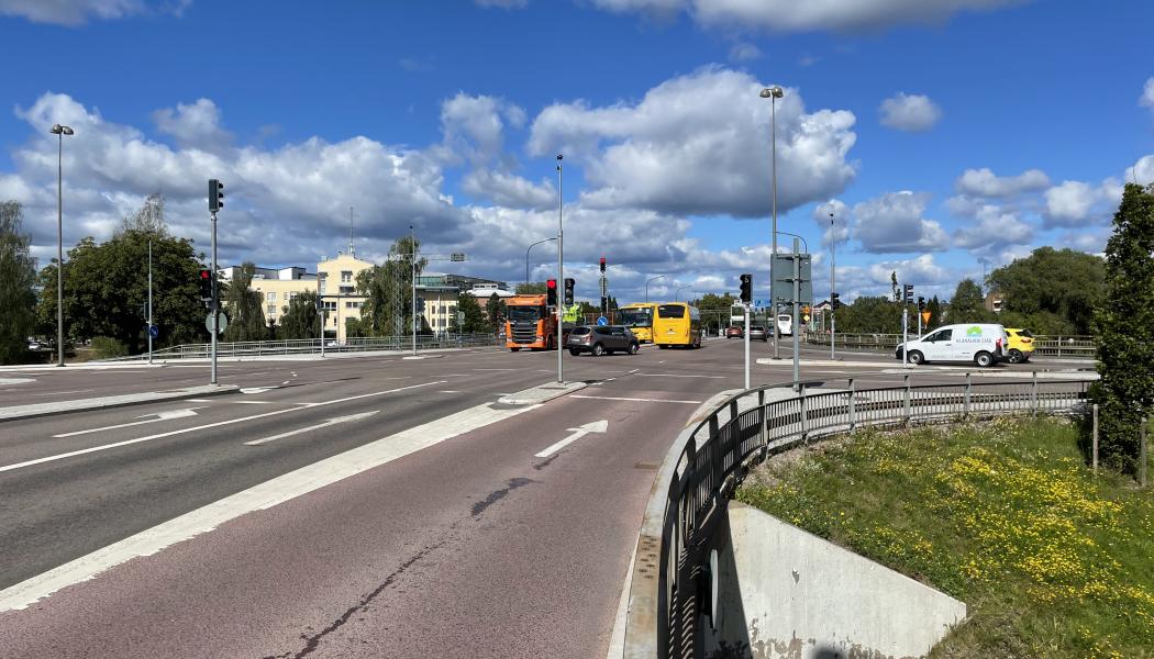 Ett av målen har varit att pröva om tjänsteskjuts i kombination med cykel kan minska kommunens behov av tjänstebilar. Pressbild: Karlstad kommun