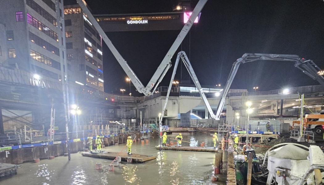 Gjutningen vid Slussen genomfördes på en stor yta som var fylld med vatten, likt en enorm vattenbassäng.
FOTO: Skanska
