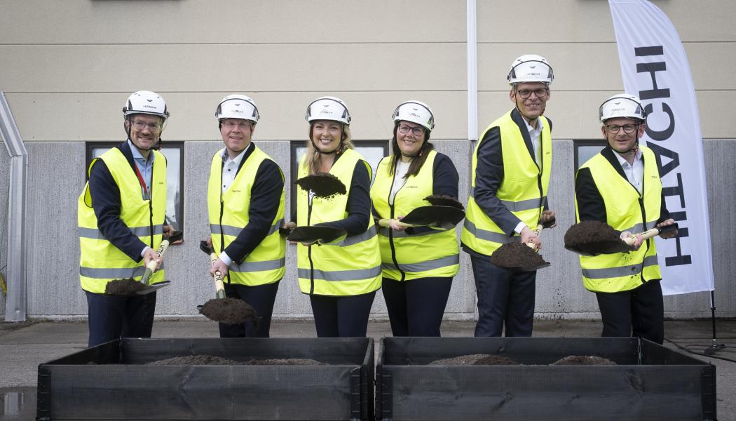 Första spadtaget för den nya anläggningen i Ludvika. Pressbild: Hitachi Energy