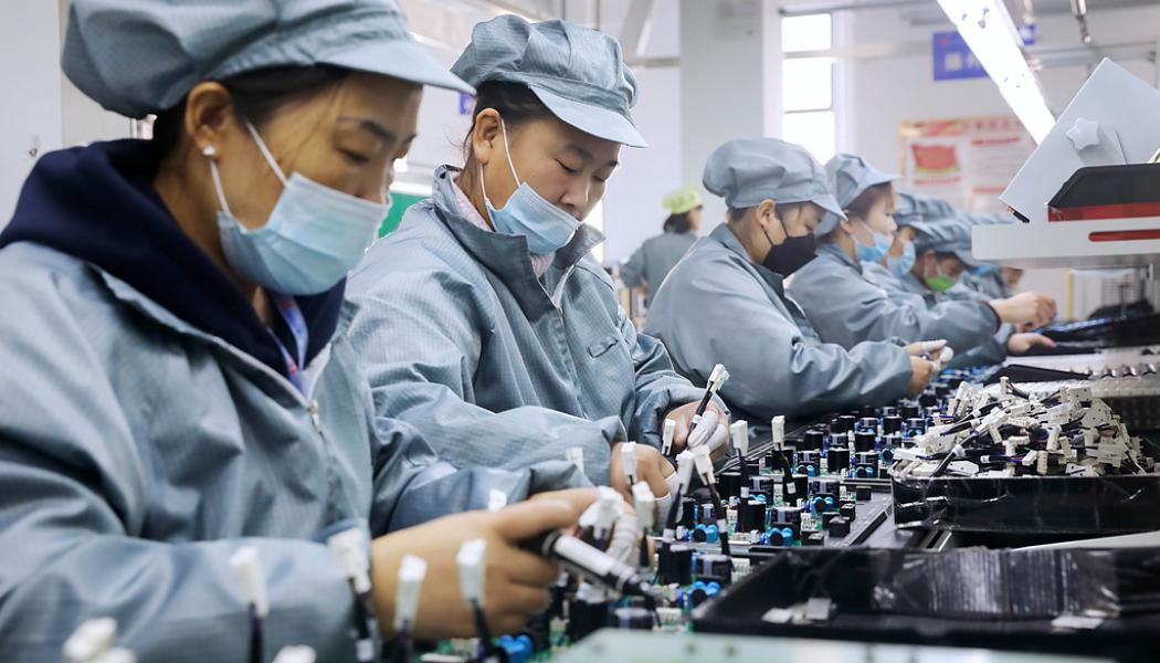 Chinatopix/AP/TT: Kinas fabriker gick på högvarv förra året. Här en elektronikfabrik i staden Huabei i östra Kina. Arkivbild