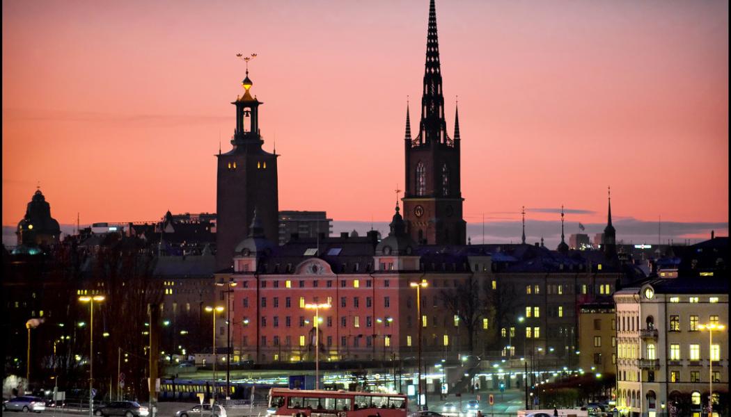 Claudio Bresciani / TT: Swedbank räknar med att den så kallade KPIF-inflationen i snitt lyfter till 3,2 procent i år, vilket pressar Riksbanken att strama åt penningpolitiken. Arkivbild