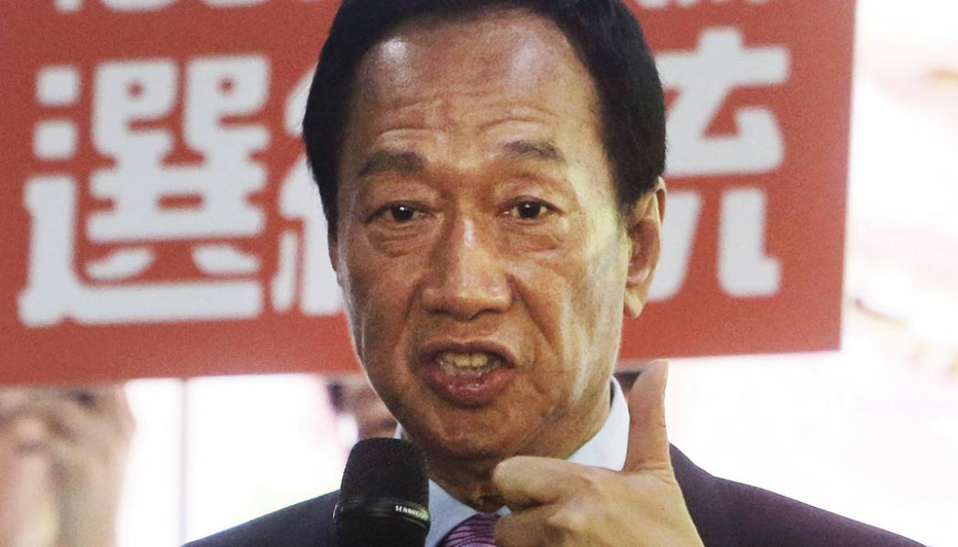 Chiang Ying-ying/AP/TT: Den taiwanesiska kontraktstillverkaren Foxconn, med ordförande Terry Gou, satsar på samarbete om elbilsanläggningar i Indonesien. Arkivbild.