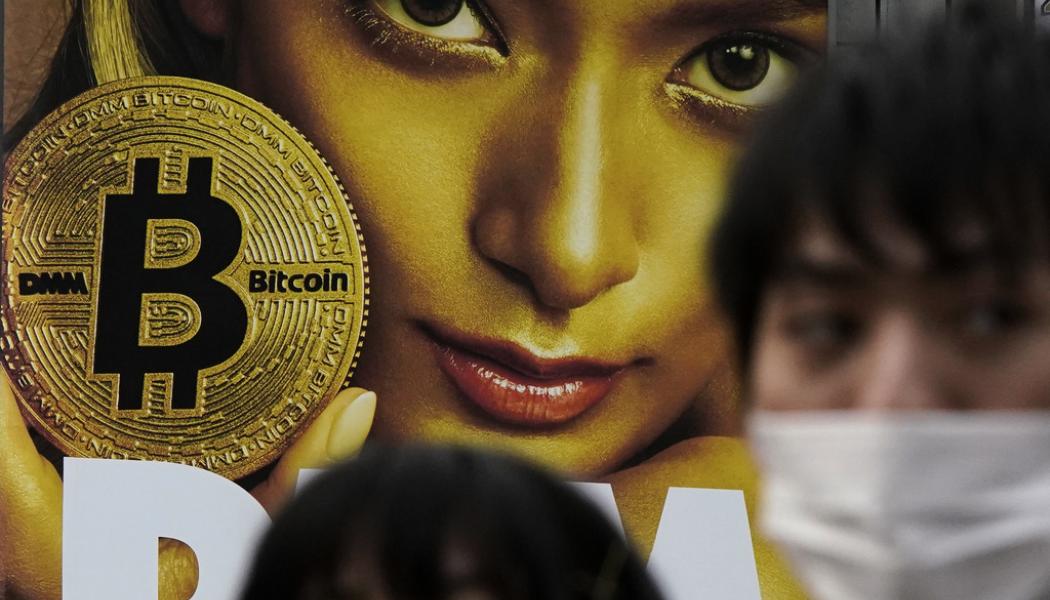 Shizuo Kambayashi/AP/TT: Bitcoin-reklam vid järnvägsstationen Shibuya i Tokyo, Japan. Arkivbild.