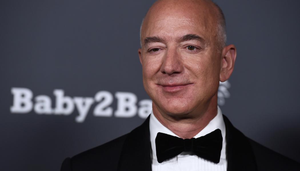 Jordan Strauss AP/TT: Amazongrundaren Jeff Bezos är till följd av kraftiga kursras på väg att petas från positionen som världens näst rikaste person. Arkivbild.
