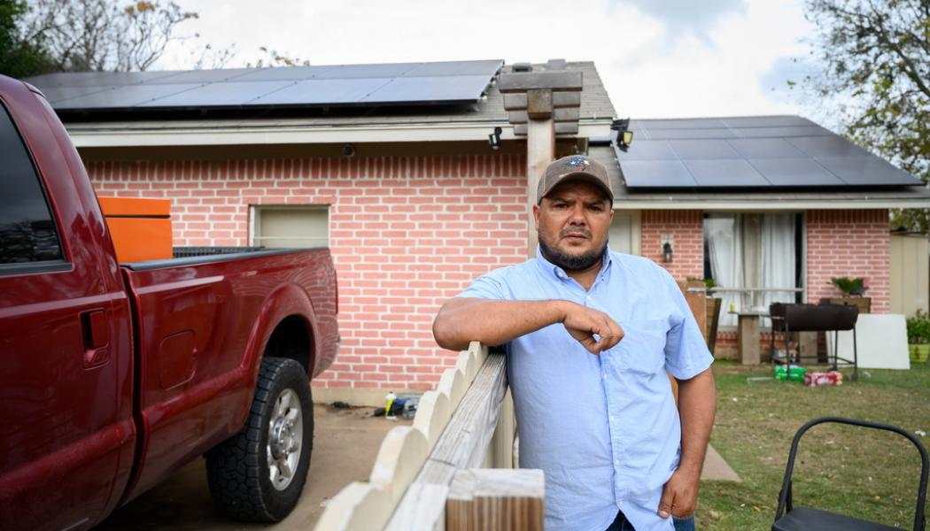 Henrik Montgomery/TT: Byggnadsarbetaren José Chavez har nyligen installerat solpaneler på sitt hus, som ligger i Dove Springs mellan Austin och San Antonio i Texas, USA.