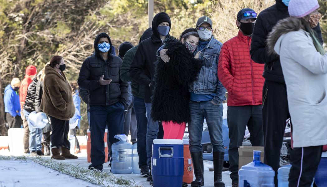 Jay Janner/AP/TT: Texasbor i Austin köar för att hämta vatten under fjolårets oväntade köldknäpp. Den ledde till omfattande elavbrott och, på vissa platser, till att vattenledningar frös sönder.