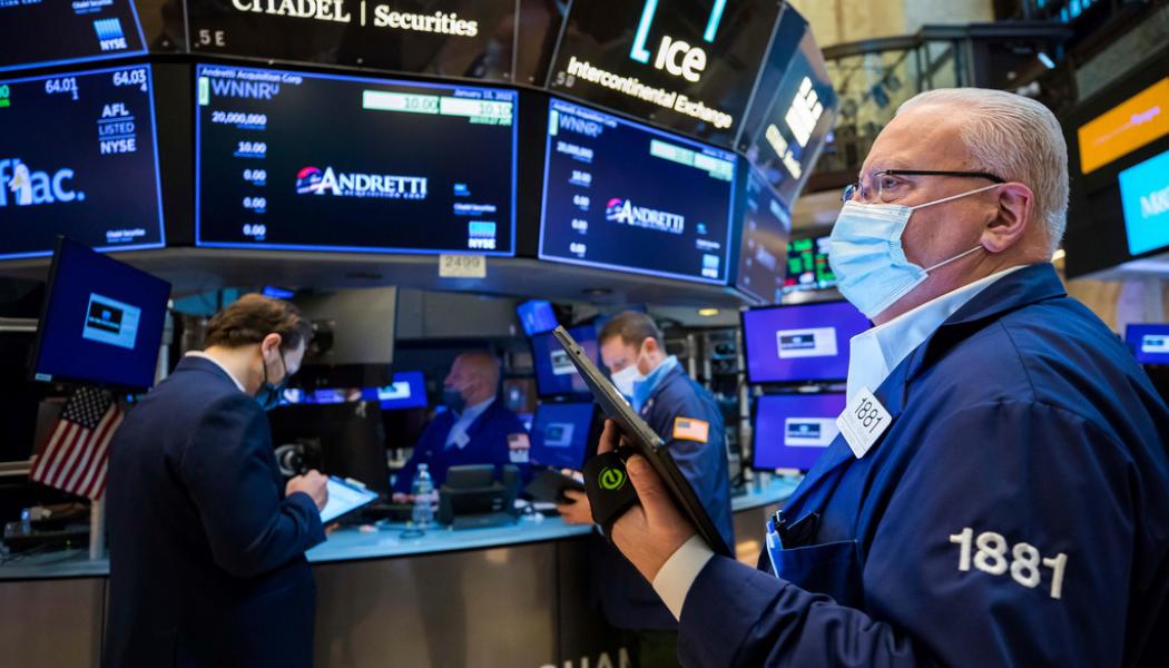 Courtney Crow AP/TT: Börser runt om i världen – särskilt Nasdaqbörsen på Wall Street – skakas av oro inför snabba amerikanska räntehöjningar, sedan inflationen rusat upp till 7 procent i USA i december. Arkivbild