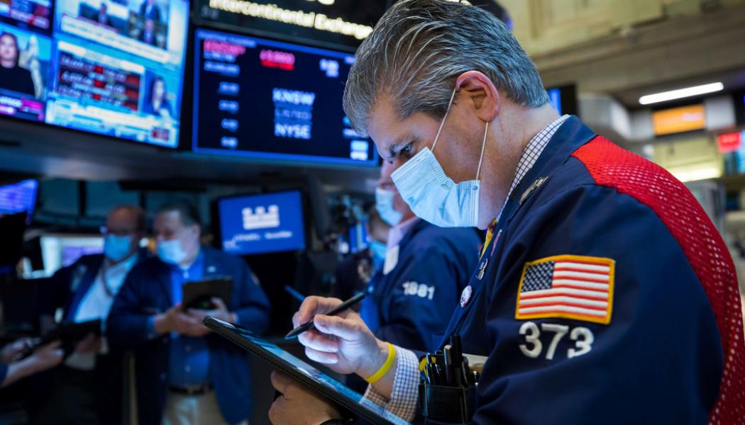 Courtney Crow AP/TT: Kurserna på Wall Street fortsatte först ned efter de branta kursfallen förra veckan – men dagens slutresultat blev positivt. Arkivbild.