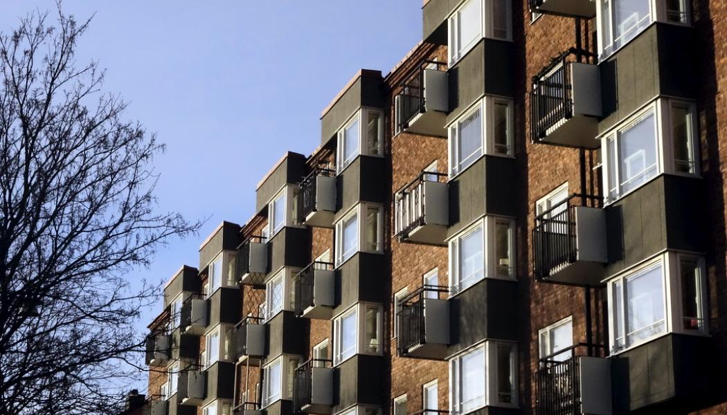 Hasse Holmberg/TT: Prisökningarna på bostadsrätter i kombination med bolånetak och amorteringskrav gör det svårt för unga att ta sig in på bostadsmarknaden, konstaterar Skandia. Arkivbild.